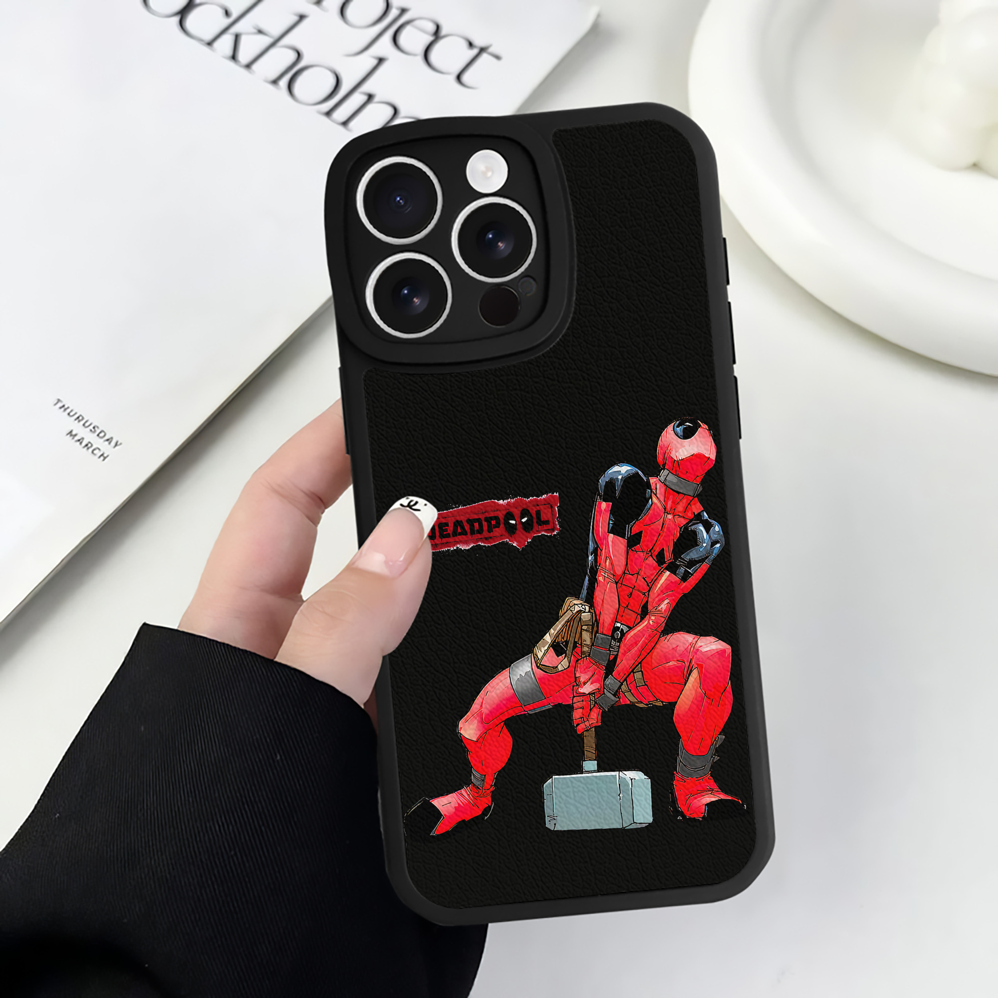 （画像用） Deadpool デッドプール 【iPhone 16シリーズ対応】シリコンスマホケース（レザー調） 材質：シリコン